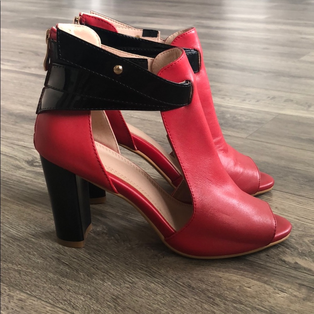 Red pumps